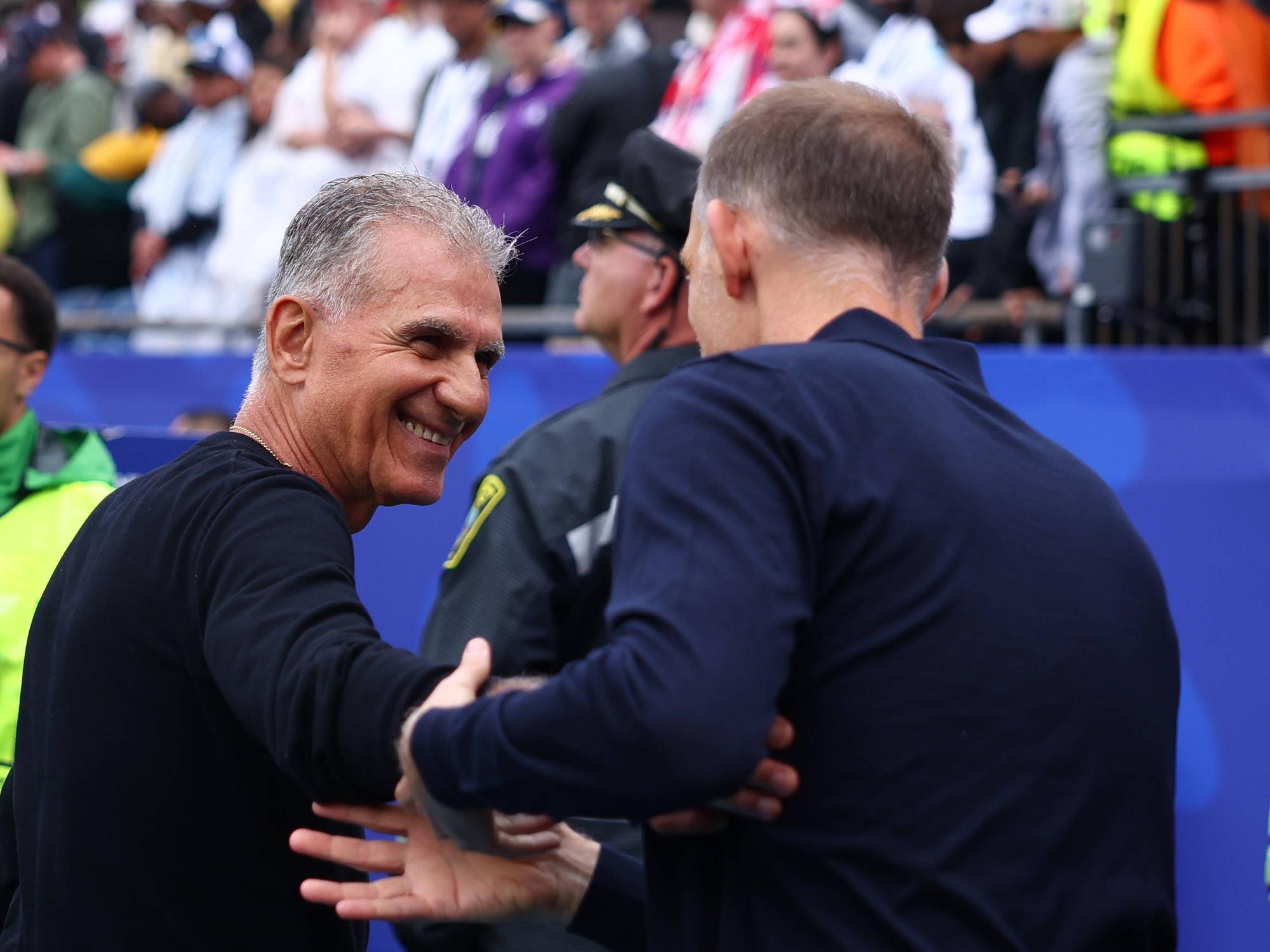 Carlos Queiroz begrüßt Thomas Tuchel mit einem Lächeln.