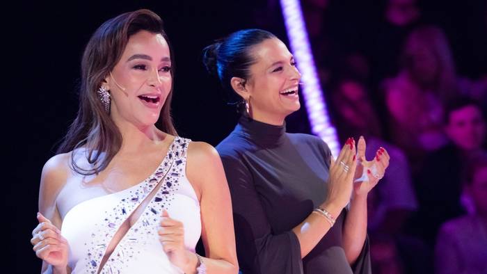 Große Performances, große Begeisterung im Rateteam bei Verona Pooth (links) und Amira Aly. Bei einem Promi-Auftritt bei „The Masked Singer“ (ProSieben) stockte Verona allerdings der Atem. (Bild: Joyn/Michael Kötschau)