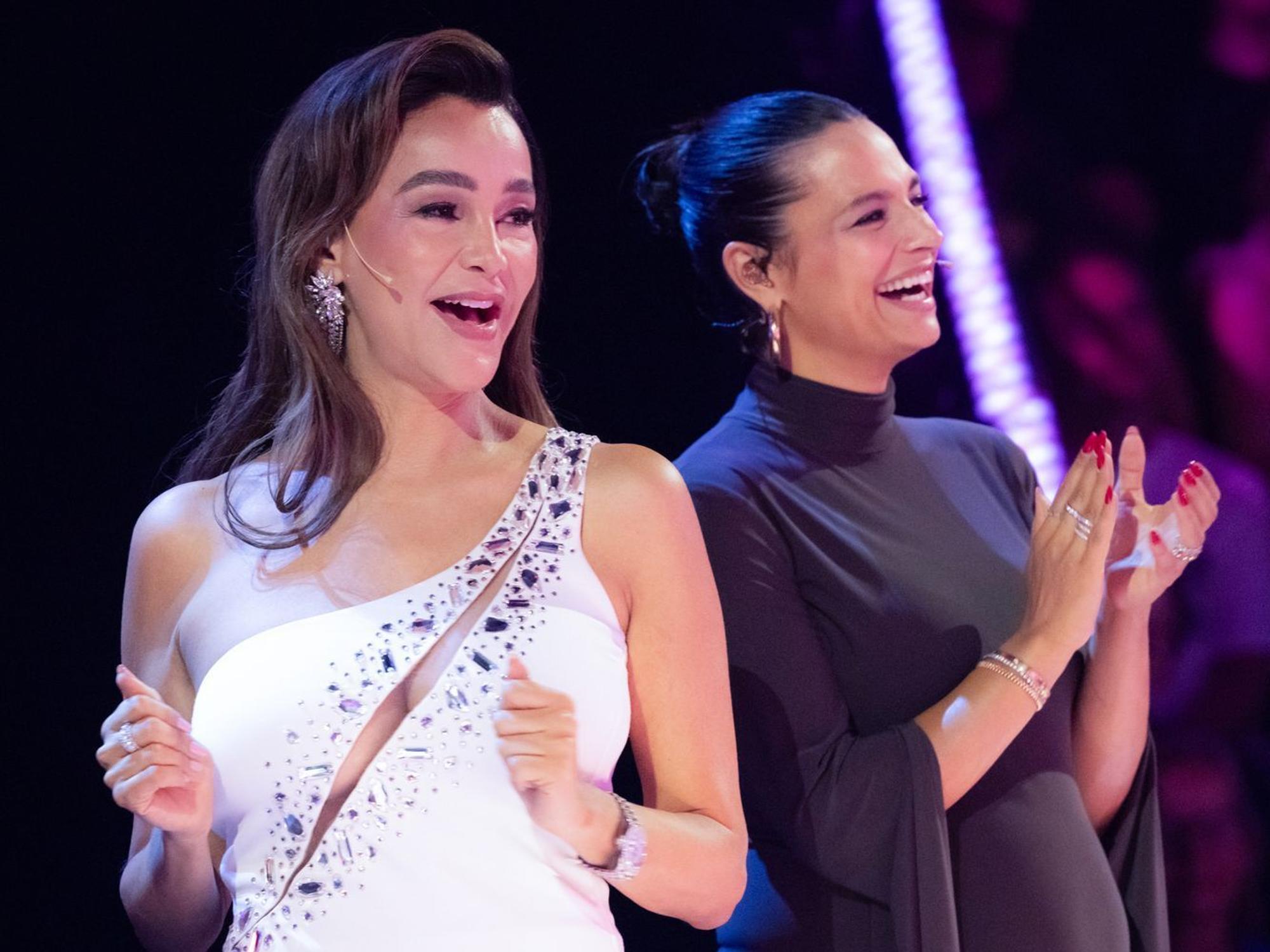 Große Performances, große Begeisterung im Rateteam bei Verona Pooth (links) und Amira Aly. Bei einem Promi-Auftritt bei „The Masked Singer“ (ProSieben) stockte Verona allerdings der Atem. (Bild: Joyn/Michael Kötschau)