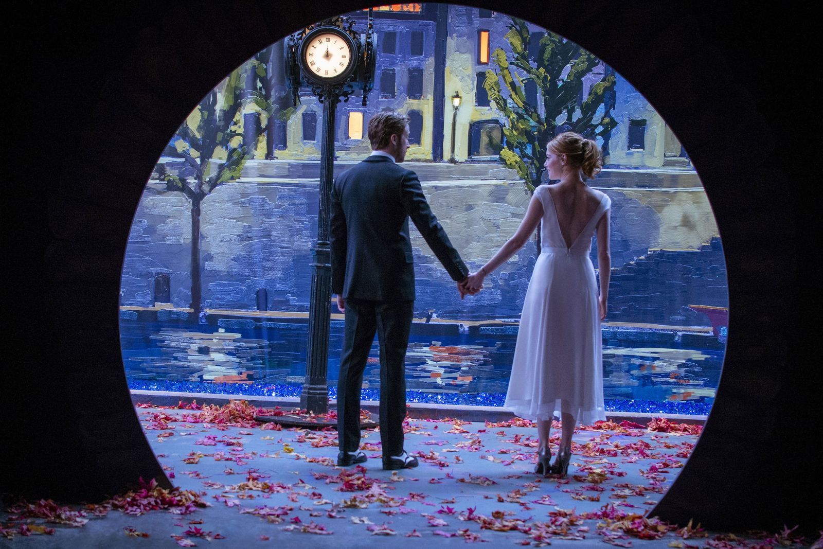 So schön kann Hollywood sein: Emma Stone und Ryan Gosling dürfen sich im Filmmusical „La La Land“ in nostalgischen Bildern ineinander verlieben. Der RBB zeigt den modernen Genre-Klassiker am 1. Oktober um 20.15 Uhr. (Bild: Studiocanal GmbH/ Dale Robinette)