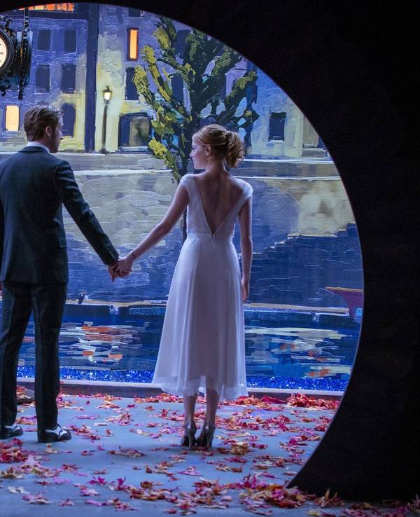 So schön kann Hollywood sein: Emma Stone und Ryan Gosling dürfen sich im Filmmusical „La La Land“ in nostalgischen Bildern ineinander verlieben. Der RBB zeigt den modernen Genre-Klassiker am 1. Oktober um 20.15 Uhr. (Bild: Studiocanal GmbH/ Dale Robinette)