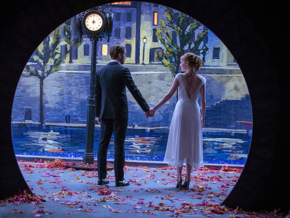 So schön kann Hollywood sein: Emma Stone und Ryan Gosling dürfen sich im Filmmusical „La La Land“ in nostalgischen Bildern ineinander verlieben. Der RBB zeigt den modernen Genre-Klassiker am 1. Oktober um 20.15 Uhr. (Bild: Studiocanal GmbH/ Dale Robinette)