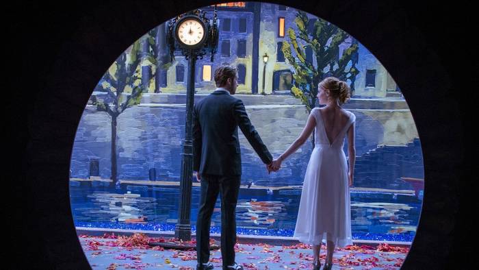 So schön kann Hollywood sein: Emma Stone und Ryan Gosling dürfen sich im Filmmusical „La La Land“ in nostalgischen Bildern ineinander verlieben. Der RBB zeigt den modernen Genre-Klassiker am 1. Oktober um 20.15 Uhr. (Bild: Studiocanal GmbH/ Dale Robinette)