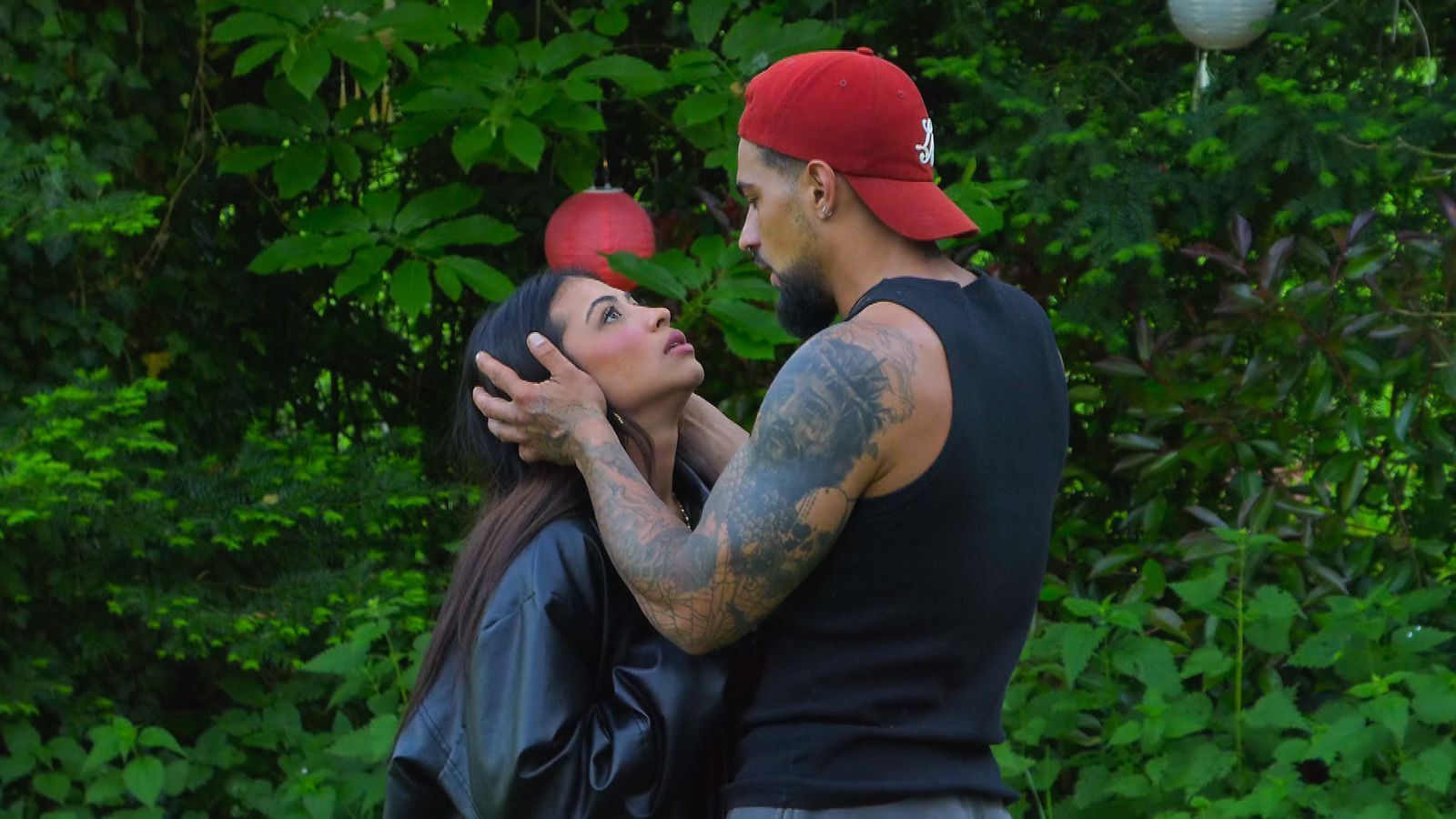 Zwischen Liebe und Hass: Hati (links) und Alex (Bild: RTL)