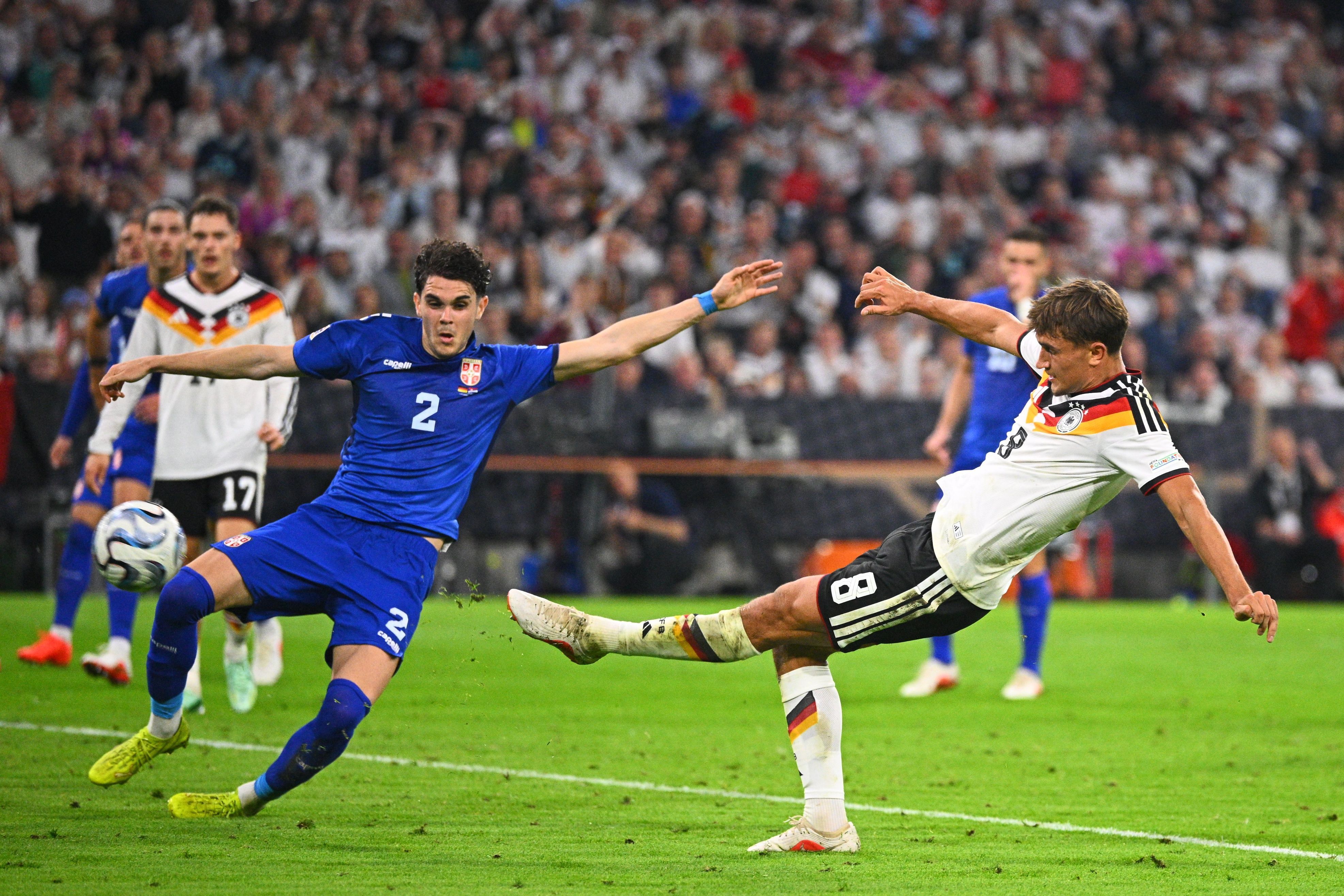 Tom Bischof (Deutschland, l) erzielt das Tor zum 1:0 gegen Serbien in München (1. Oktober 2026).