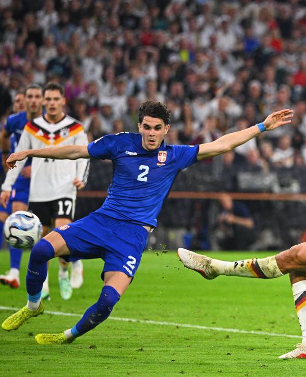 Tom Bischof (Deutschland, l) erzielt das Tor zum 1:0 gegen Serbien in München (1. Oktober 2026).