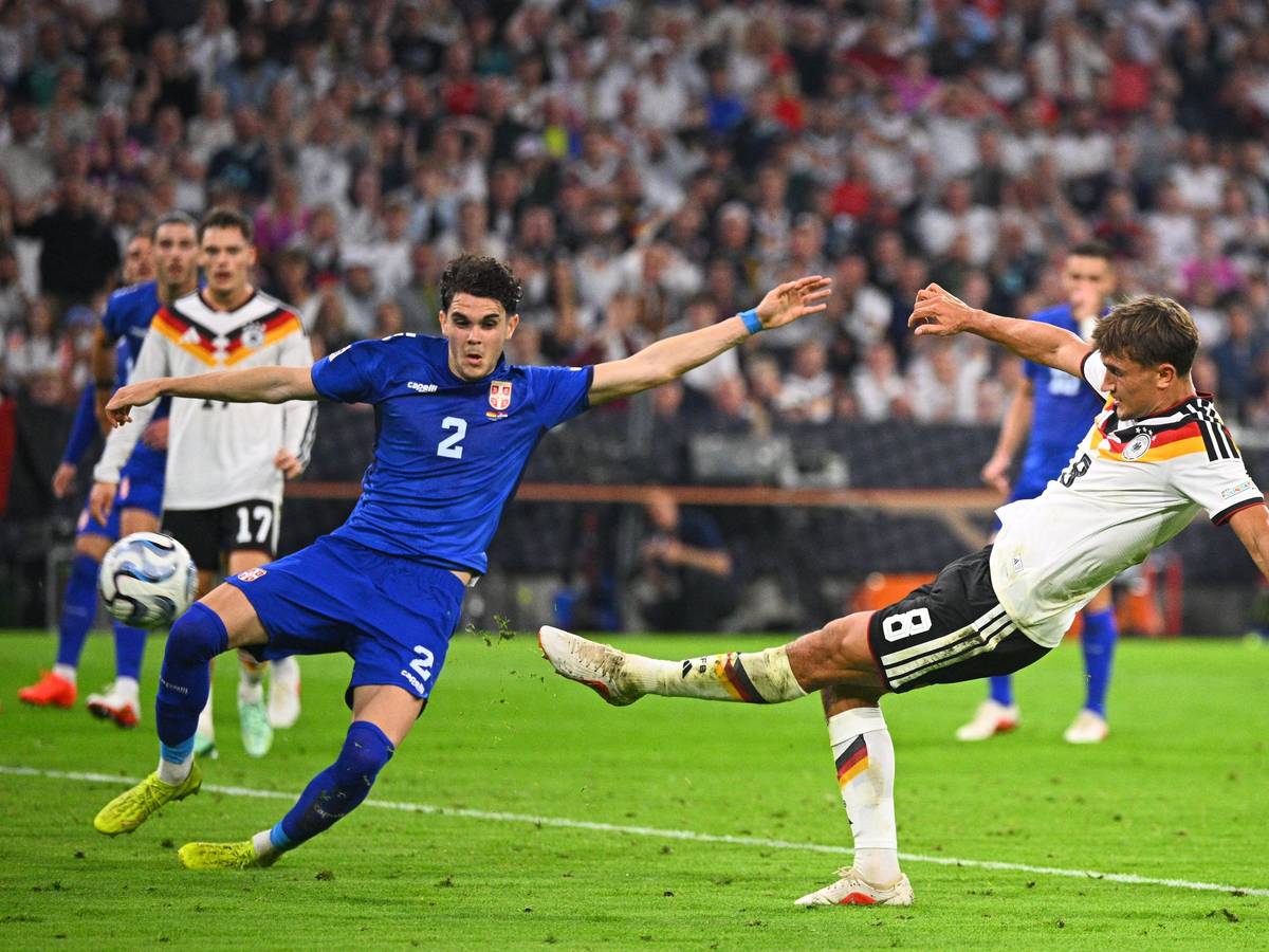 Tom Bischof (Deutschland, l) erzielt das Tor zum 1:0 gegen Serbien in München (1. Oktober 2026).