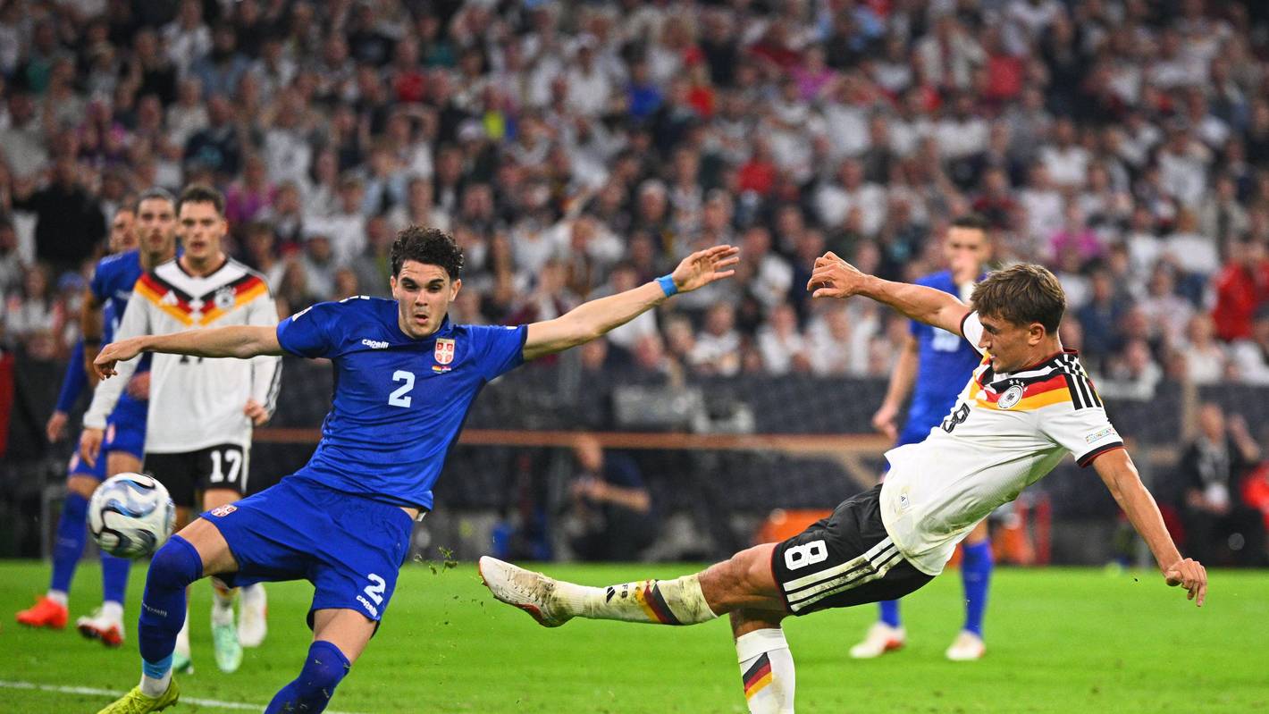 Tom Bischof (Deutschland, l) erzielt das Tor zum 1:0 gegen Serbien in München (1. Oktober 2026).