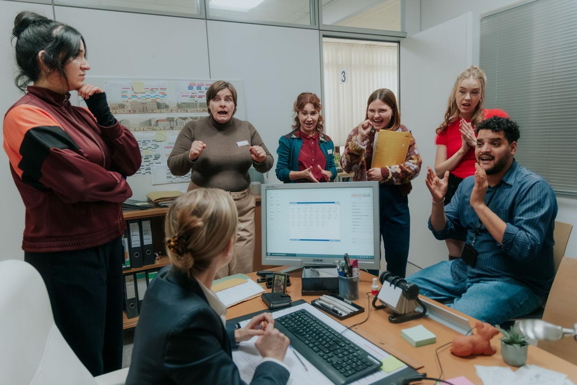 Ronja Keller ist ab sofort für eine chaotische Abteilung in einem Berliner Bürgeramt verantwortlich. Von links: Dilara (Roxana Samdi), Ronja (Friederike Kempter), Gisela (Petra Hartung), Doris (Kathrin Angerer), Conny (Lisa Hrdina), Melissa (Anna Herrmann), und Orkan (Yasin El Harrouk). (Bild: ZDF/Sofia Velasquez)