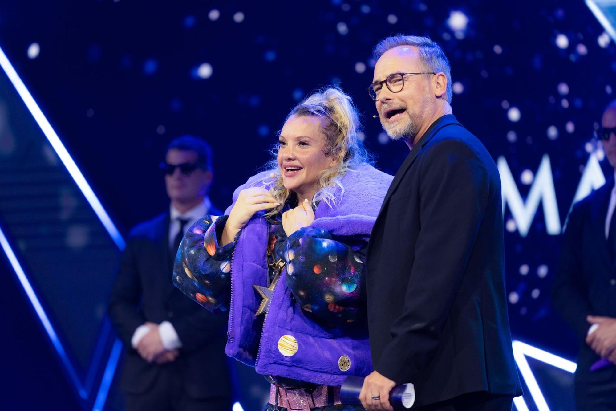 Im Überschwang der furiosen Performance wäre Evelyn Burdecki als Cosma beinahe von der Bühne gestürzt. Da war auch Moderator Matthias Opdenhövel kurz besorgt. (Bild: Joyn/Michael Kötschau)