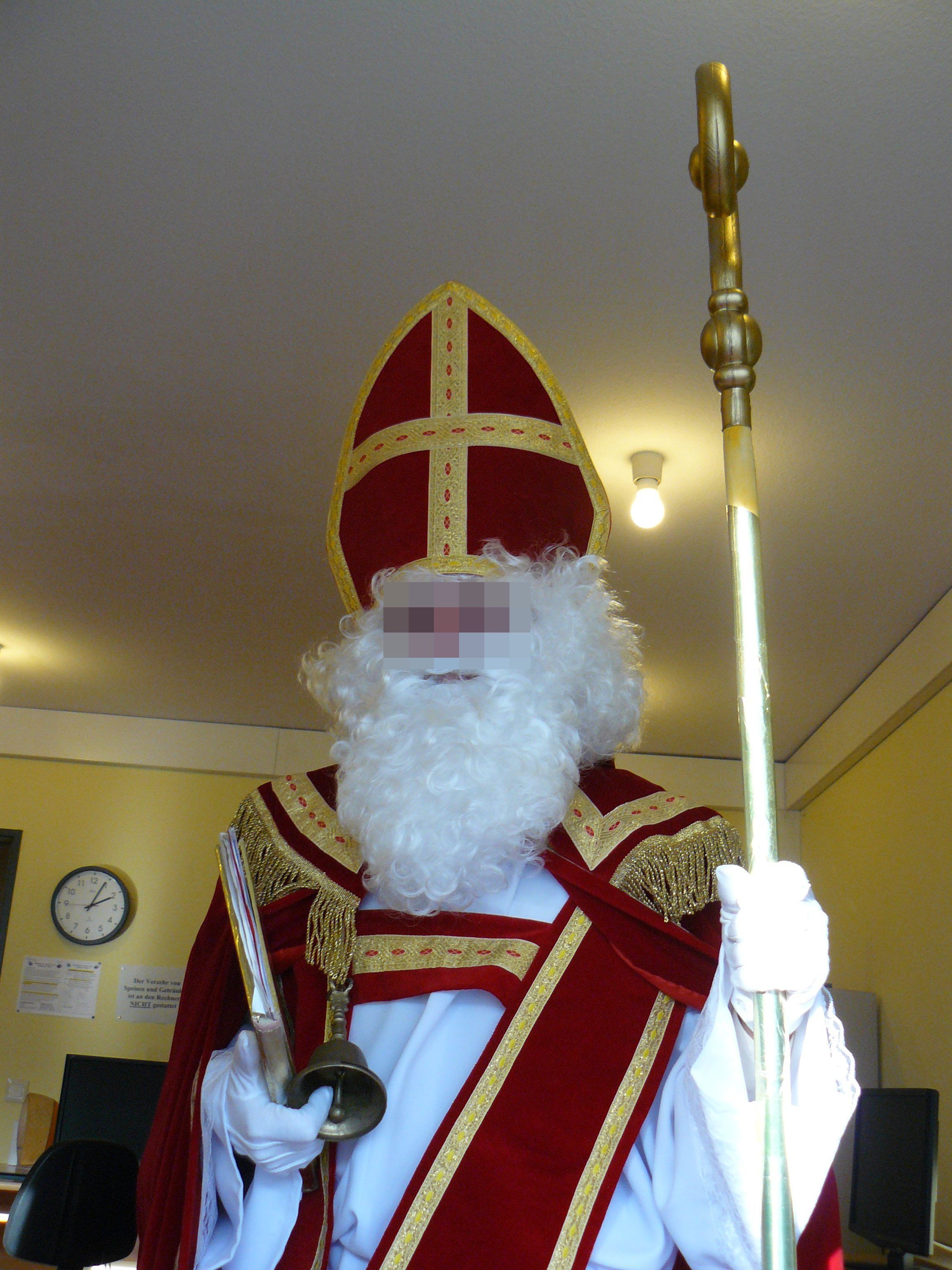 Der Angeklagte im Jahr 2012 in seiner Rolle als Nikolaus für eine Kölner Kirchengemeinde.