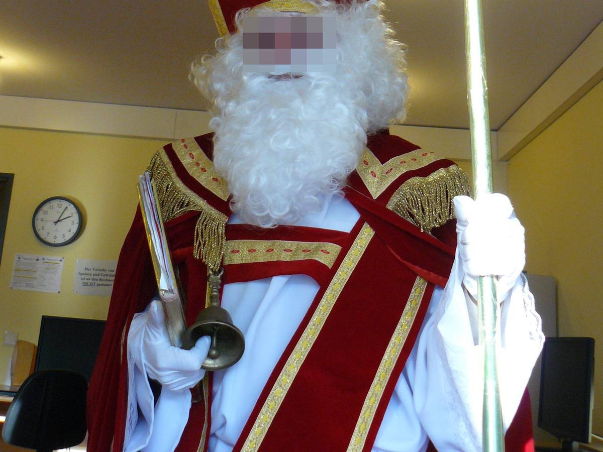 Der Angeklagte im Jahr 2012 in seiner Rolle als Nikolaus für eine Kölner Kirchengemeinde.