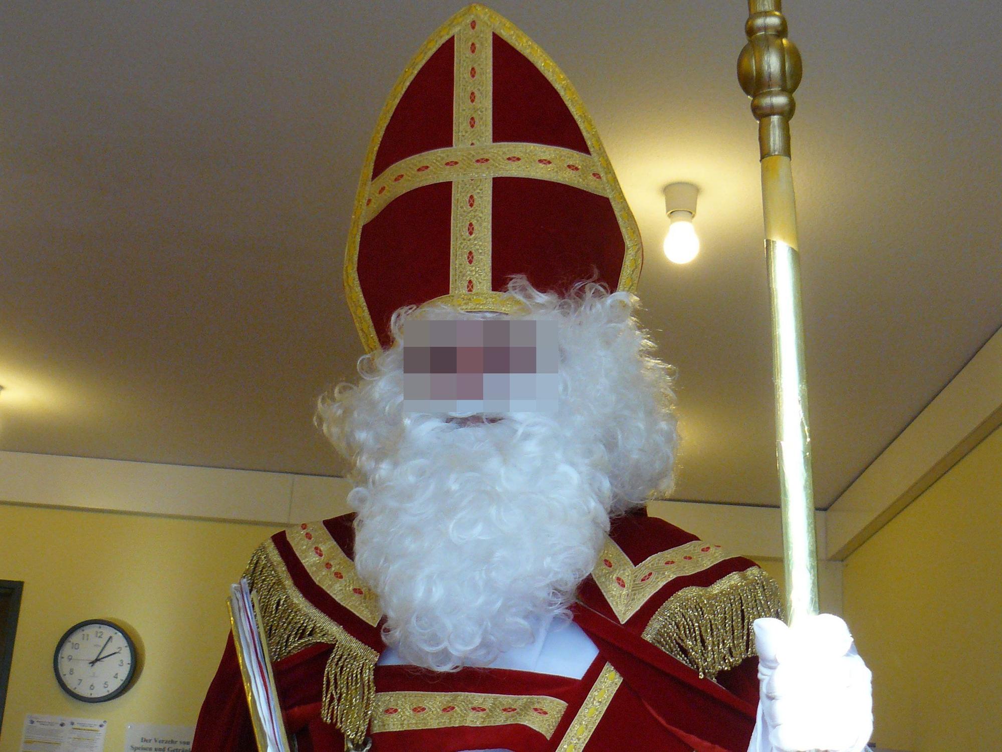 Der Angeklagte im Jahr 2012 in seiner Rolle als Nikolaus für eine Kölner Kirchengemeinde.