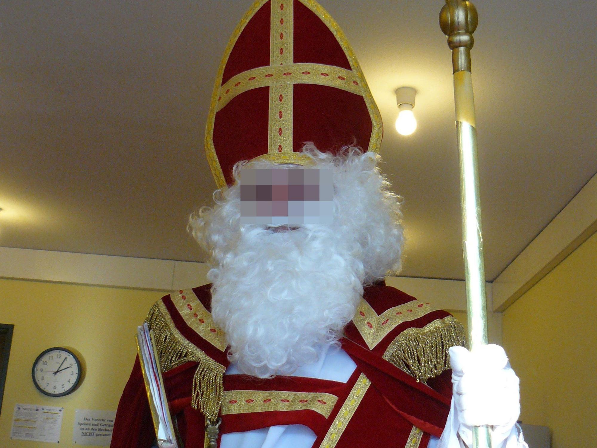 Der Angeklagte im Jahr 2012 in seiner Rolle als Nikolaus für eine Kölner Kirchengemeinde.