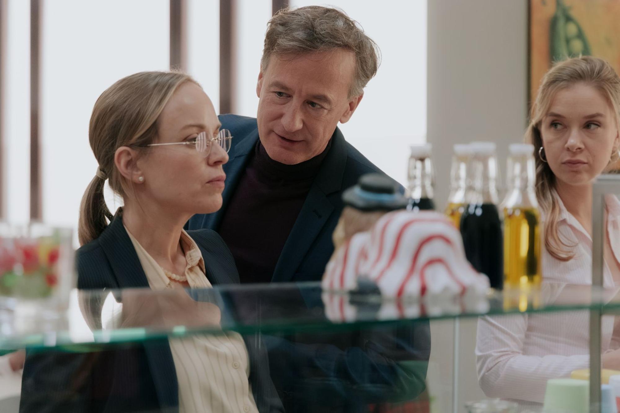 Melissa (Anna Herrmann, rechts) hat so gar keine Lust auf ihren Job. Jetzt hat Amtsleiter Schulenberg (Jan Henrik Stahlberg) aber Ronja (Friederike Kempter) angestellt, damit sie die Abteilung auf Vordermann bringt. (Bild: ZDF/Sofia Velasquez)