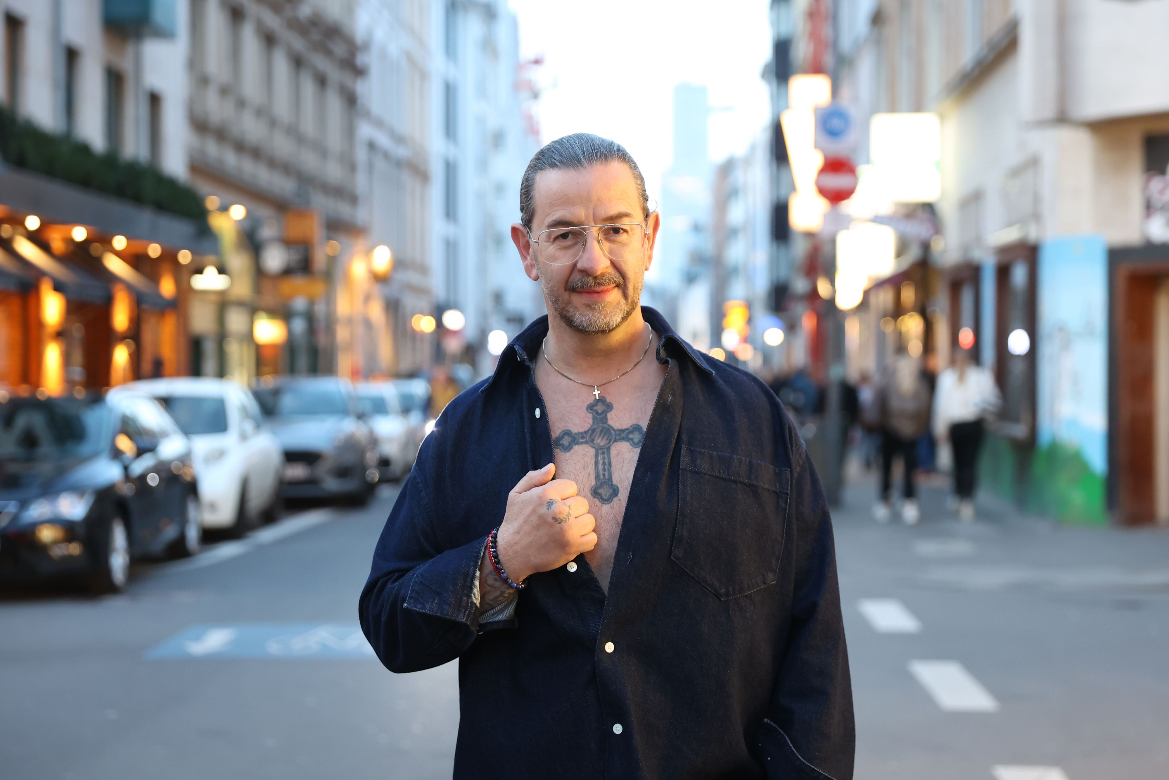 Porträt des Kölners Coco (Codrin Paraschivecu) mit einem besonderen Tattoo am Friesenwall.