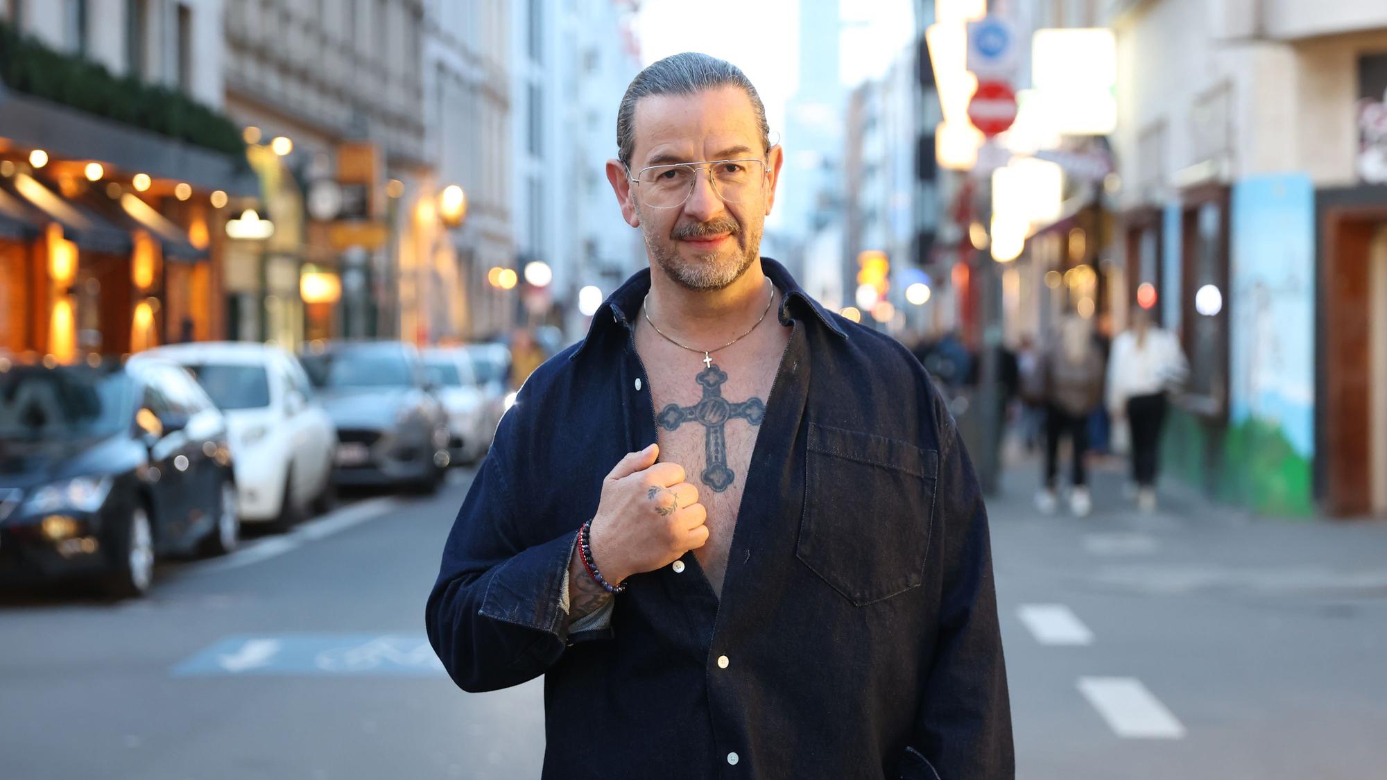 Porträt des Kölners Coco (Codrin Paraschivecu) mit einem besonderen Tattoo am Friesenwall.