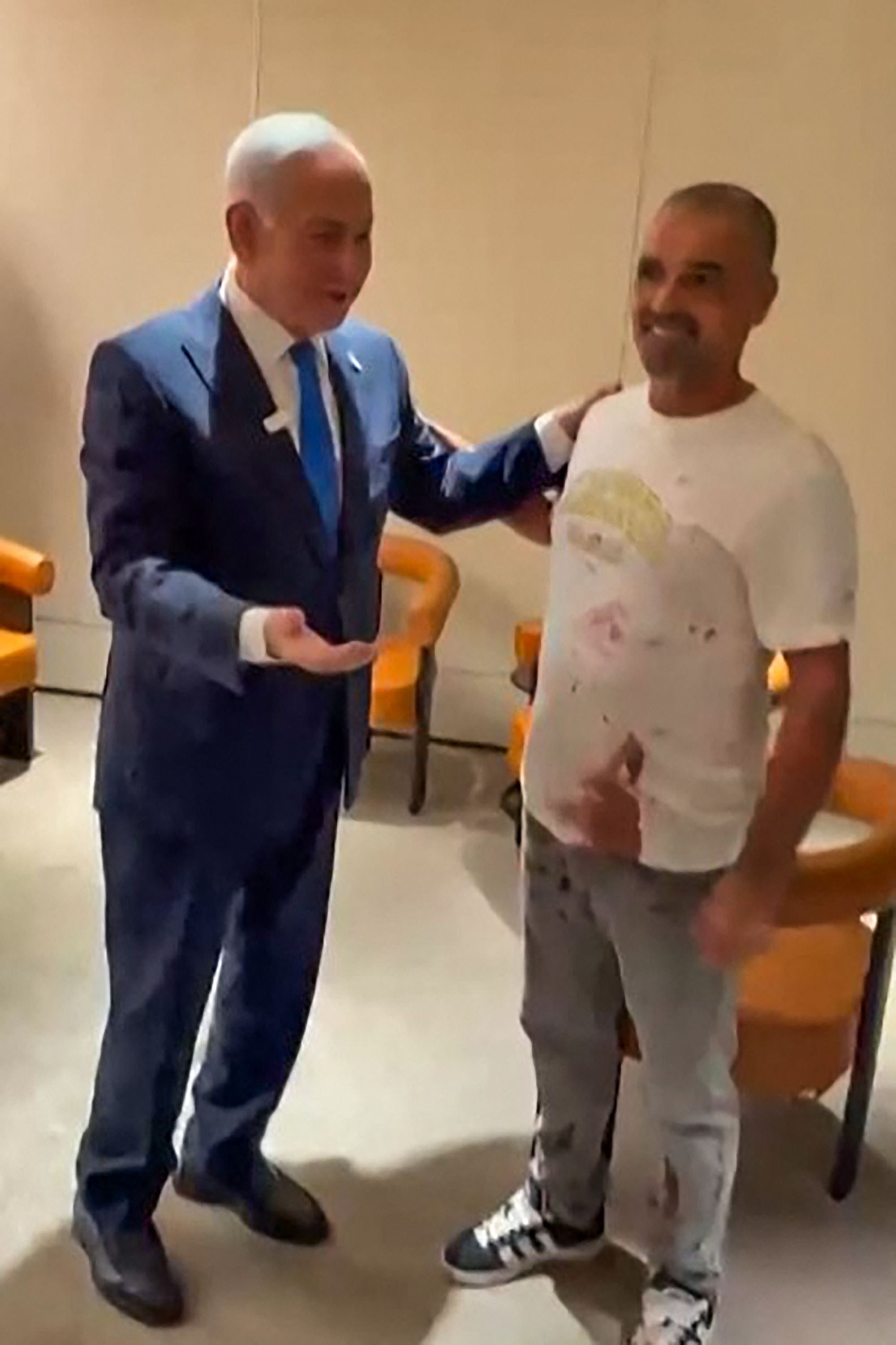 Dieser Screenshot aus einem vom Büro des israelischen Ministerpräsidenten veröffentlichten Videomaterial zeigt den israelischen Ministerpräsidenten Benjamin Netanjahu (links) bei einem Treffen mit einem Passagier namens Yaniv. Er ist einer der Passagiere, denen es gelungen war, den Angreifer des Flydubai-Flugzeugs zu stoppen.