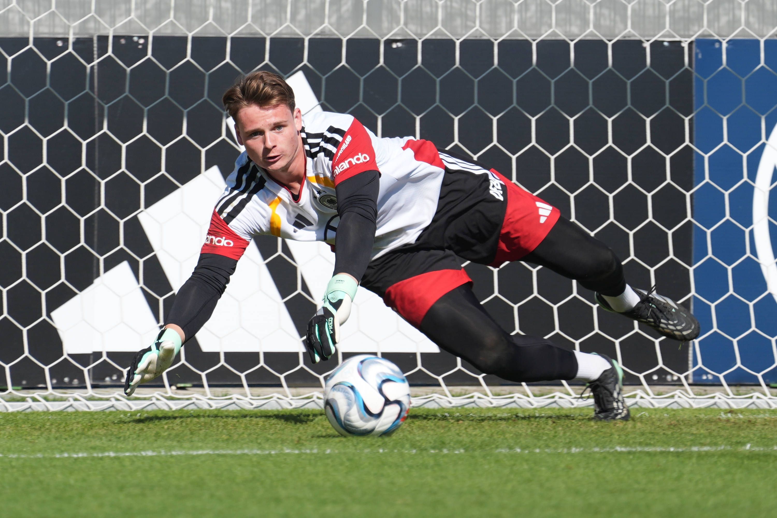 Jonas Urbig pariert einen Ball im DFB-Training.