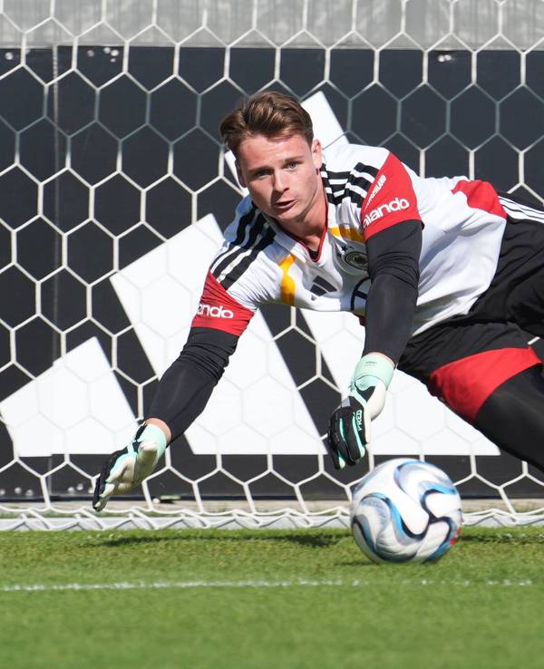 Jonas Urbig pariert einen Ball im DFB-Training.