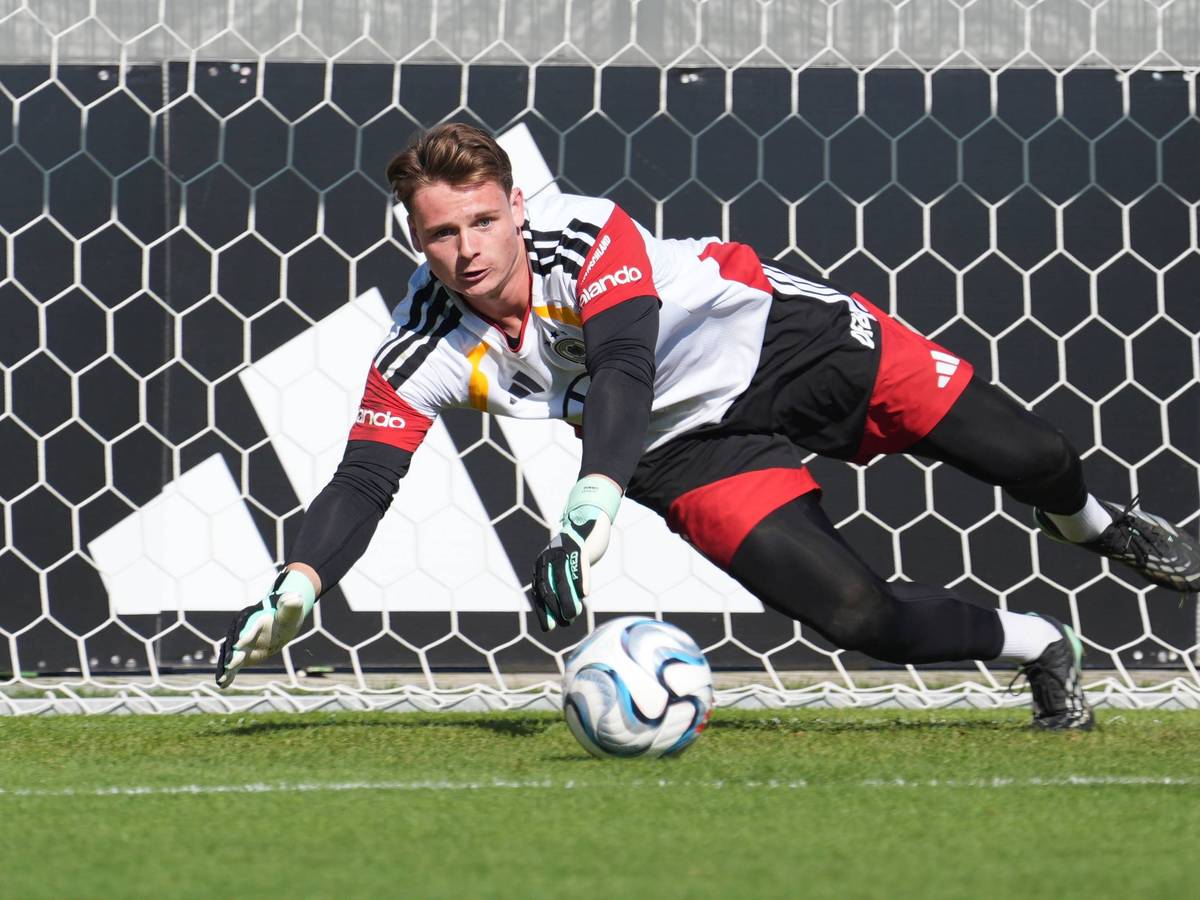 Jonas Urbig pariert einen Ball im DFB-Training.