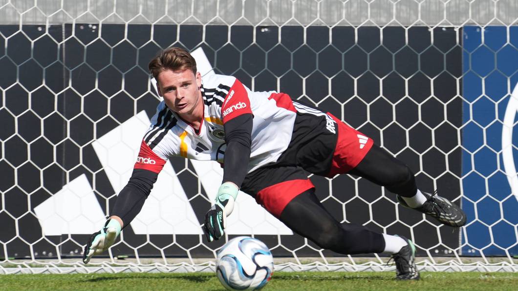 Jonas Urbig pariert einen Ball im DFB-Training.