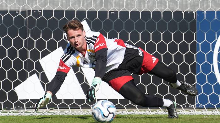 Jonas Urbig pariert einen Ball im DFB-Training.
