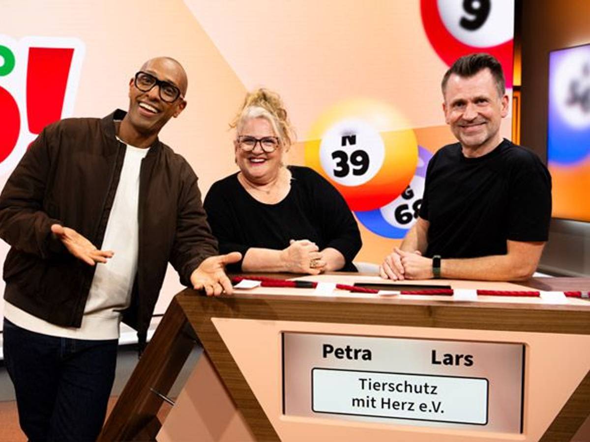 Bild aus der ersten „Local Hero Bingo!-Show“: Petra und Lars stehen mit Moderator Amiaz
Habtu am Spielpult.
