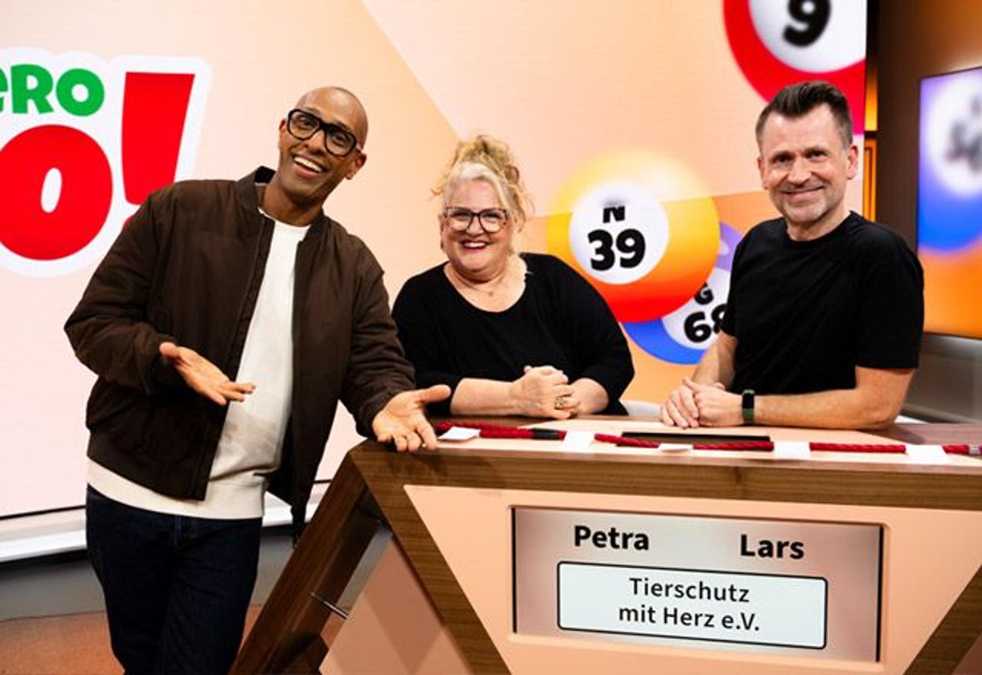 Bild aus der ersten „Local Hero Bingo!-Show“: Petra und Lars stehen mit Moderator Amiaz
Habtu am Spielpult.