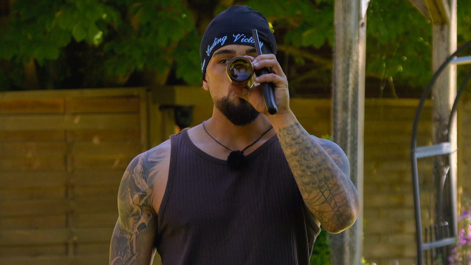Mittags schon das erste Bier: Alex trinkt sich das Sommerhaus „schön“.  (Bild: RTL)