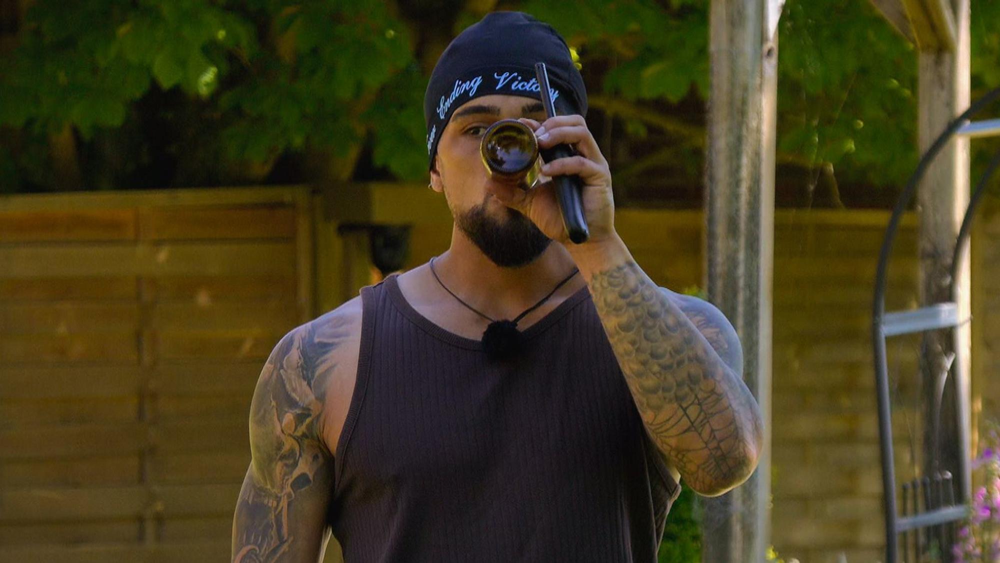Mittags schon das erste Bier: Alex trinkt sich das Sommerhaus „schön“. (Bild: RTL)