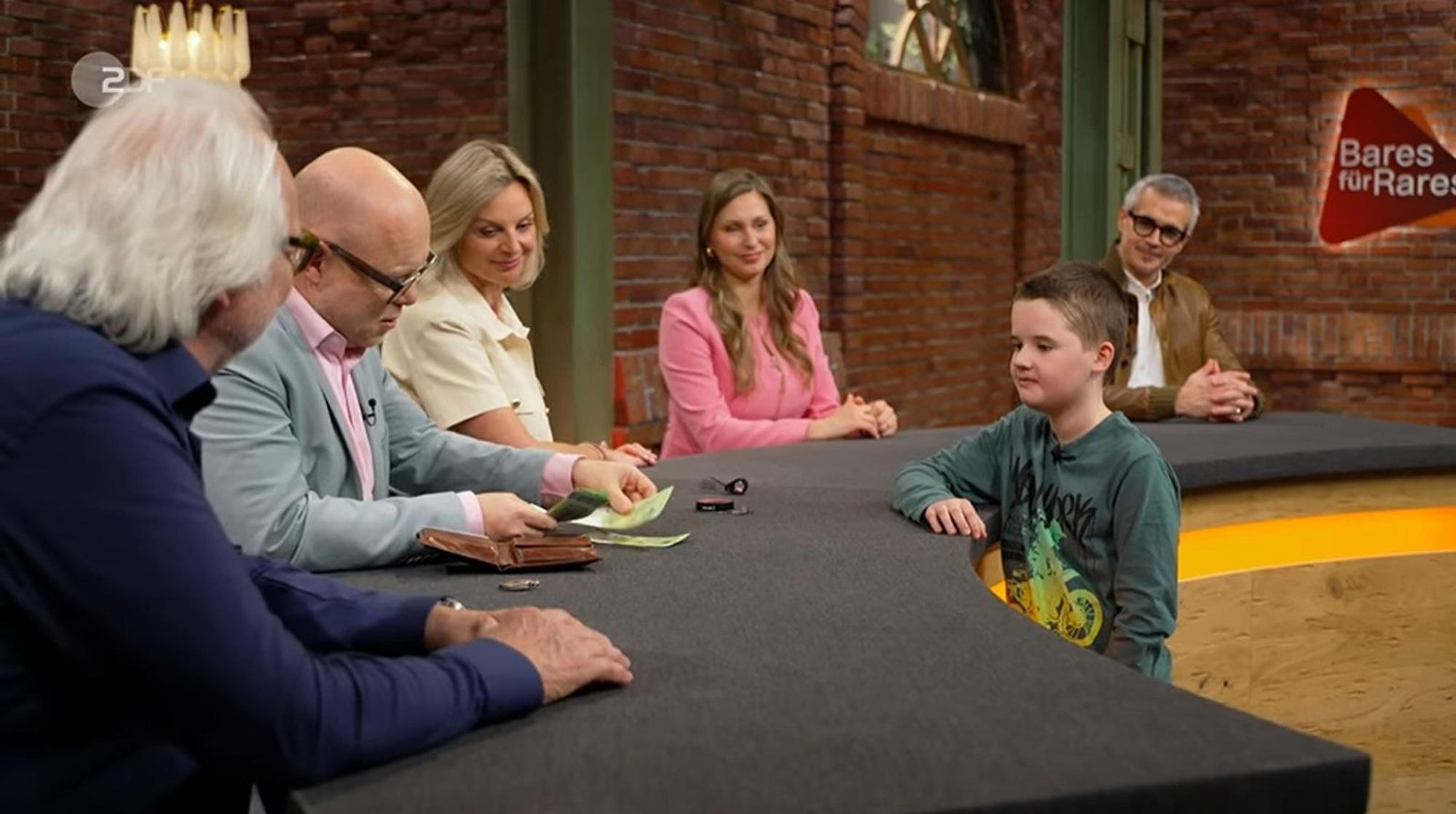 Benjamin Leo Leo bezahlte 600 Euro für die Goofys - und belohnte Bens Mut mit 20 Euro extra. (Bild: ZDF)