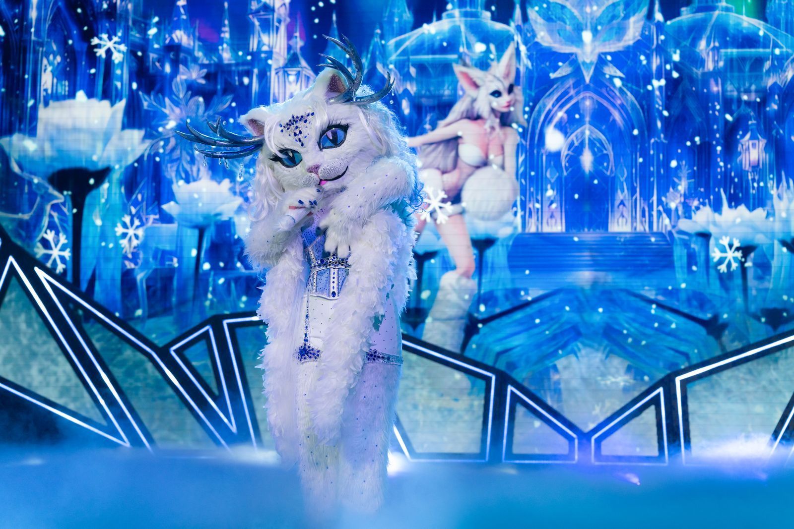 Yeti Cat begeisterte mit vielen Reizen und einer fantastischen Stimme. Wer im Kostüm steckt, scheint ein großes Geheimnis - das frühestens im Halbfinale gelüftet wird. (Bild: Joyn/Michael Kötschau)