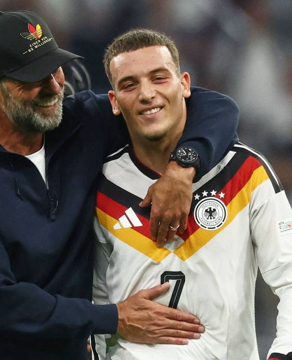 Said El Mala und Jürgen Klopp unterhalten sich nach dem Spiel.