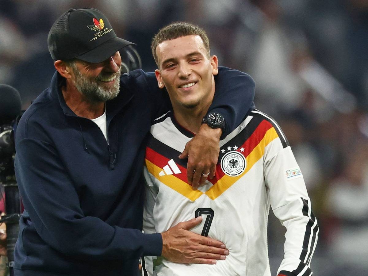 Said El Mala und Jürgen Klopp unterhalten sich nach dem Spiel.
