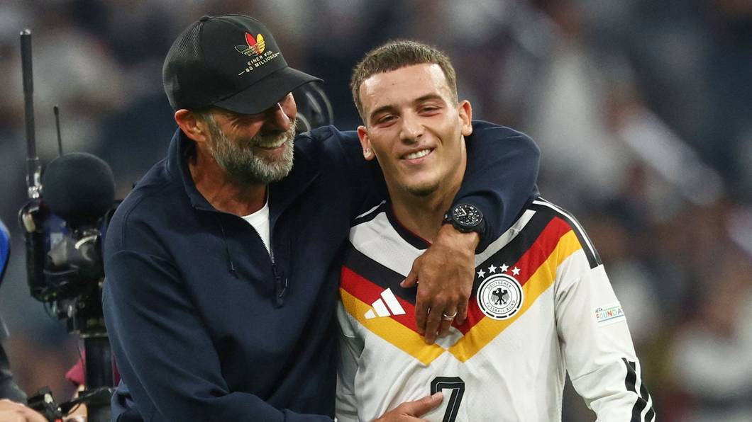 Bundestrainer Jürgen Klopp herzt Said El Mala nach dem Sieg gegen Serbien.