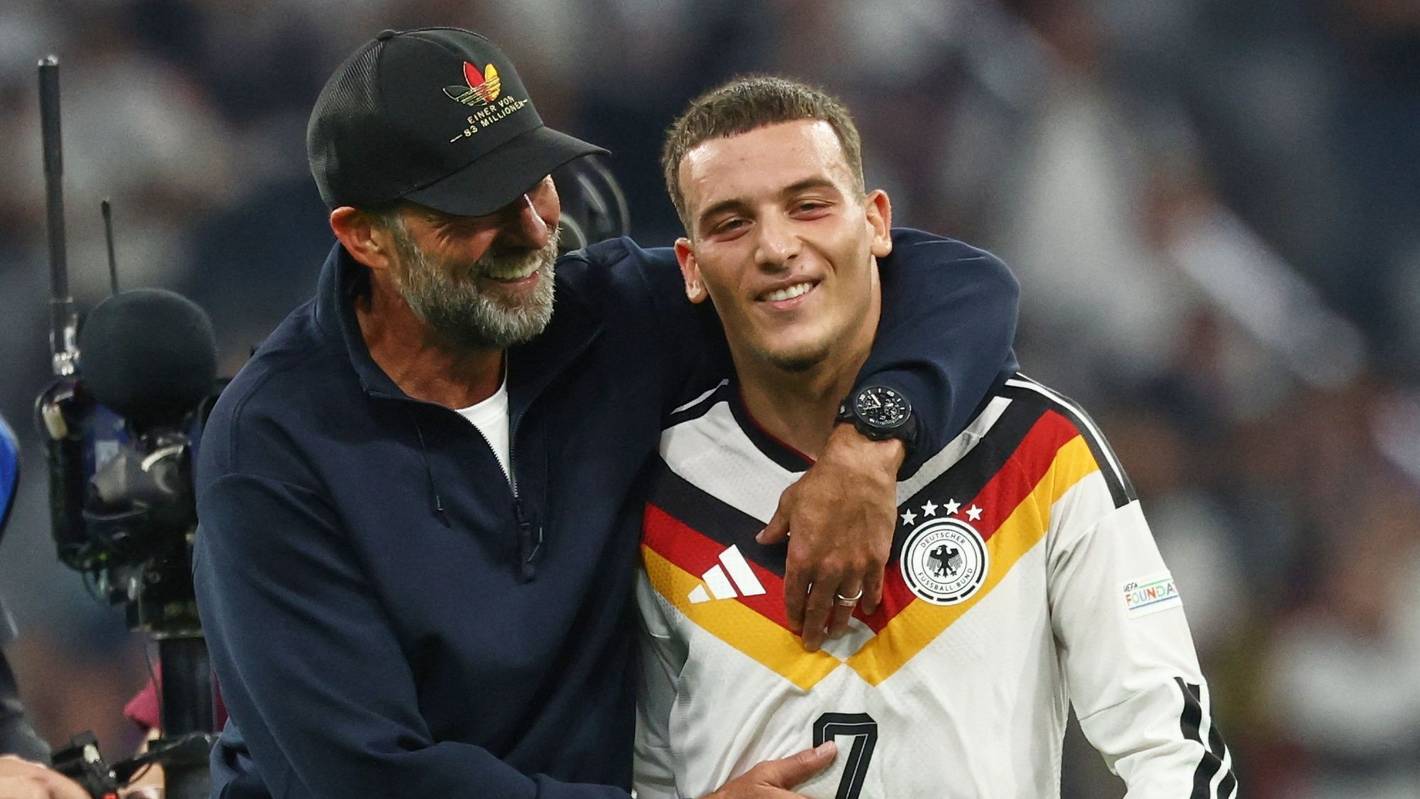 Bundestrainer Jürgen Klopp herzt Said El Mala nach dem Sieg gegen Serbien.