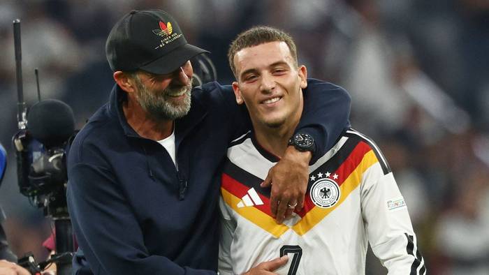 Said El Mala und Jürgen Klopp unterhalten sich nach dem Spiel.