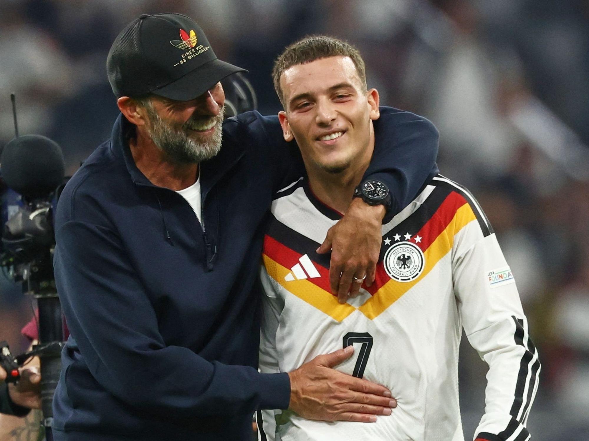 Bundestrainer Jürgen Klopp herzt Said El Mala nach dem Sieg gegen Serbien.