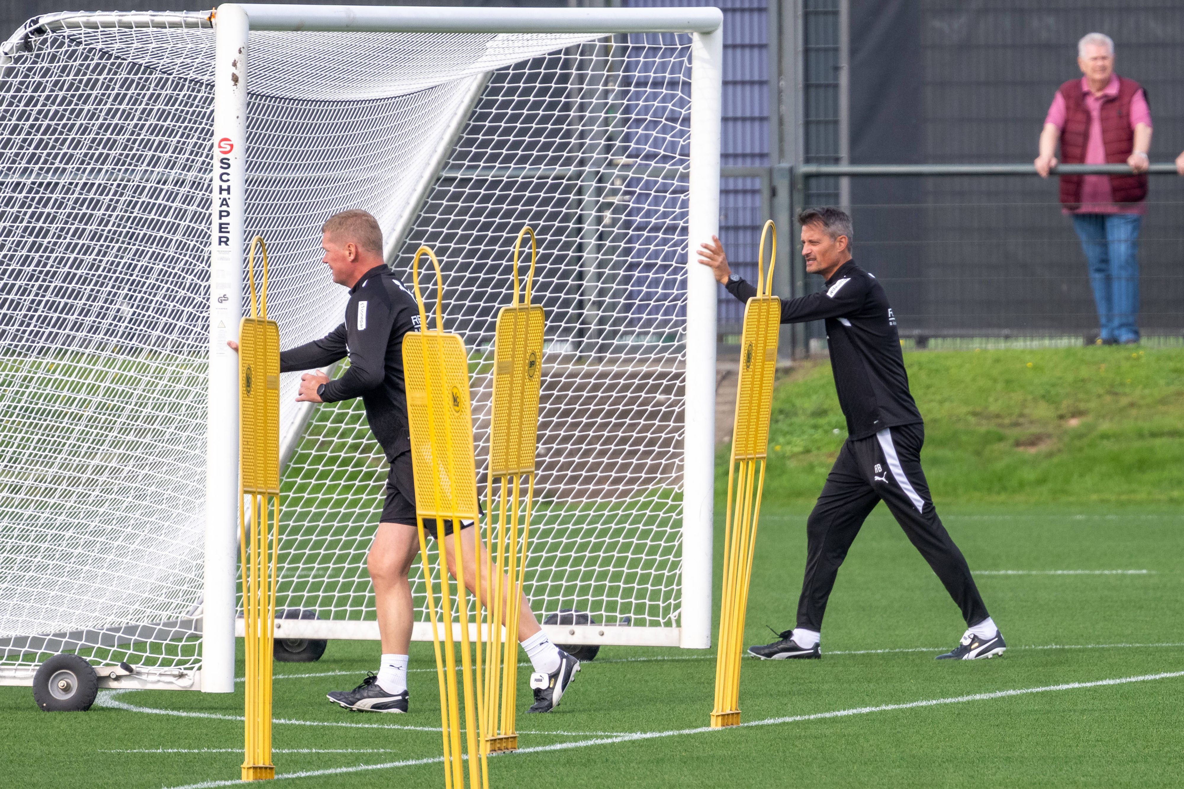 Markus Gellhaus, Alexander Blessin, ein Zuschauer auf dem Fußballplatz