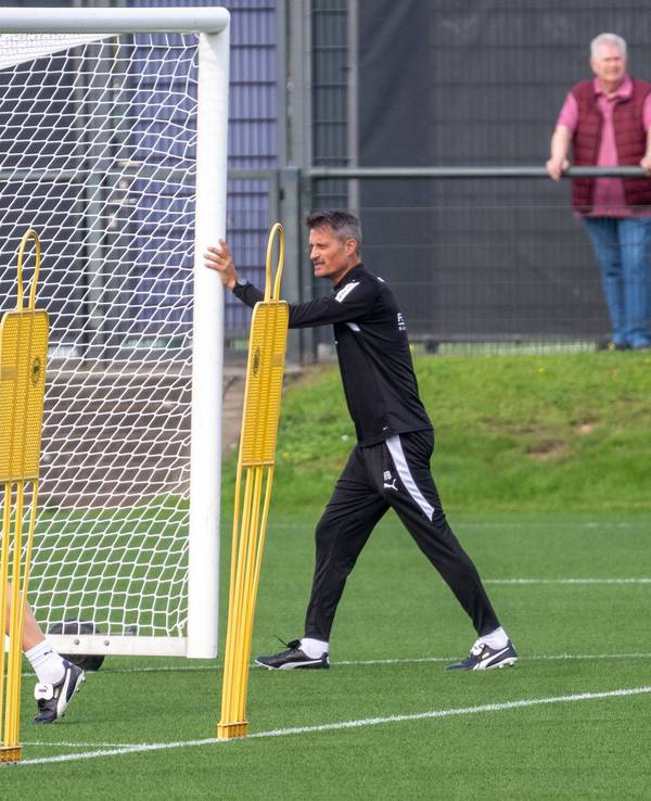 Markus Gellhaus, Alexander Blessin, ein Zuschauer auf dem Fußballplatz