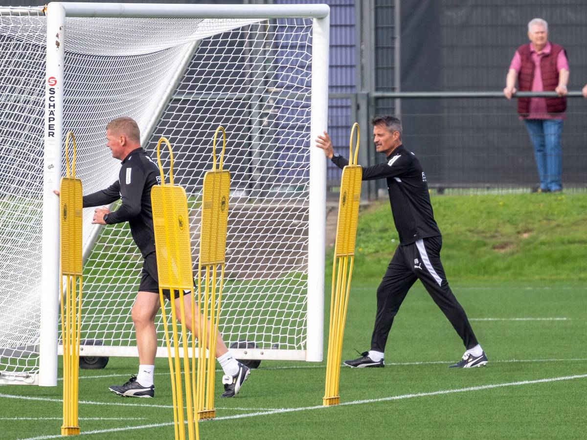Markus Gellhaus, Alexander Blessin, ein Zuschauer auf dem Fußballplatz