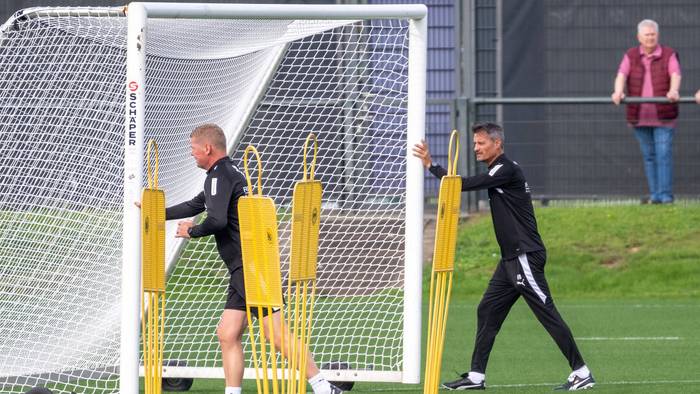 Markus Gellhaus, Alexander Blessin, ein Zuschauer auf dem Fußballplatz