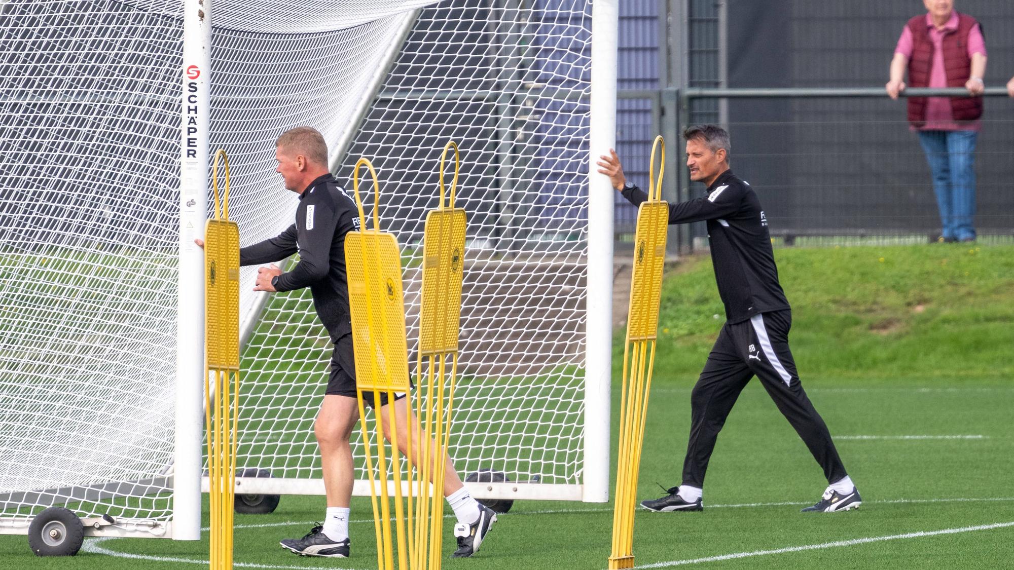 Markus Gellhaus, Alexander Blessin, ein Zuschauer auf dem Fußballplatz