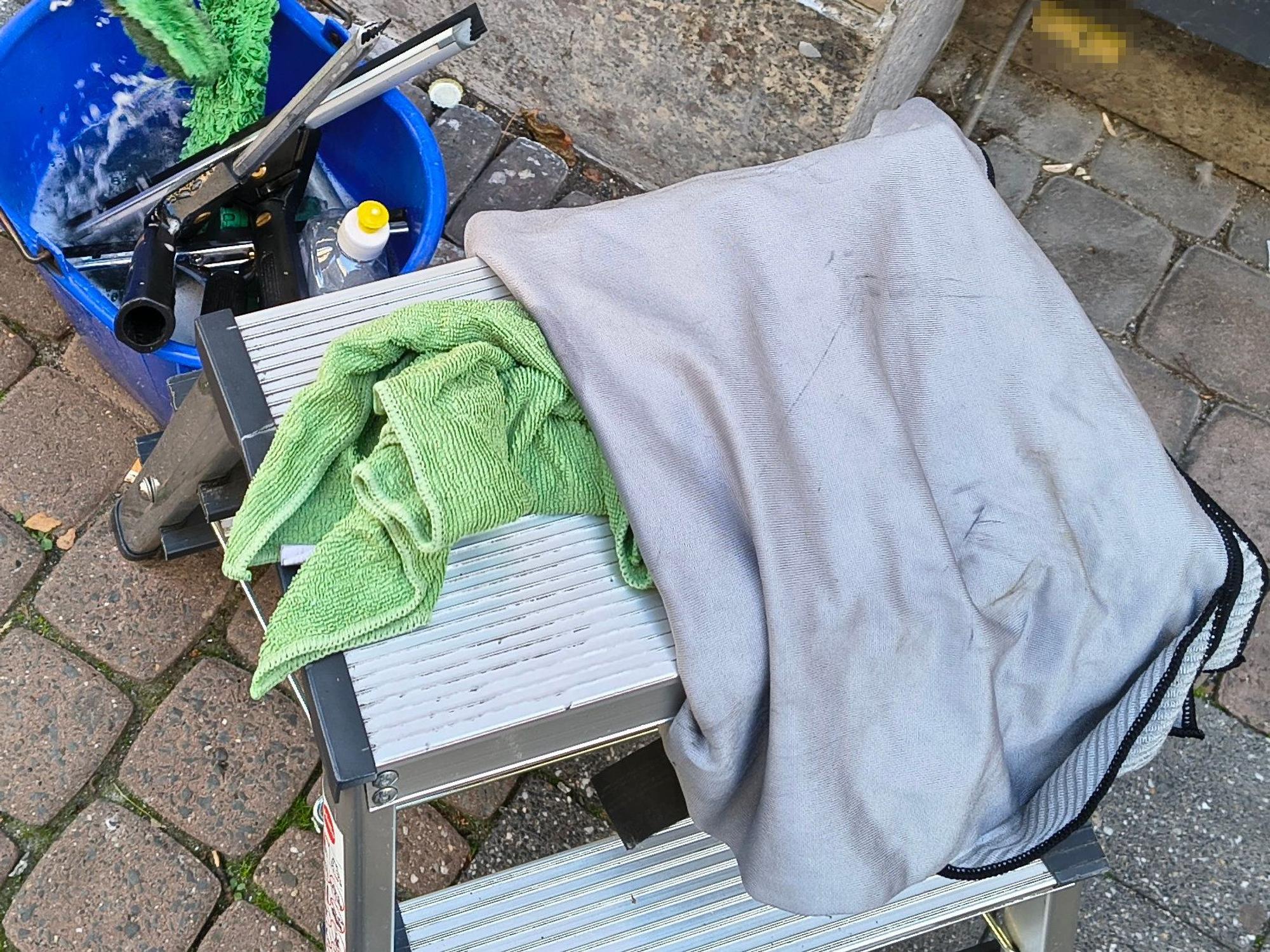 Die wichtigsten Putzutensilien: ein Eimer mit Wasser und Reinigungsmittel, ein Schwamm zum Einschäumen der Scheiben, Abzieher in verschiedenen Größen, ein Mikrofaser- und ein Poliertuch sowie eine kleine Leiter.