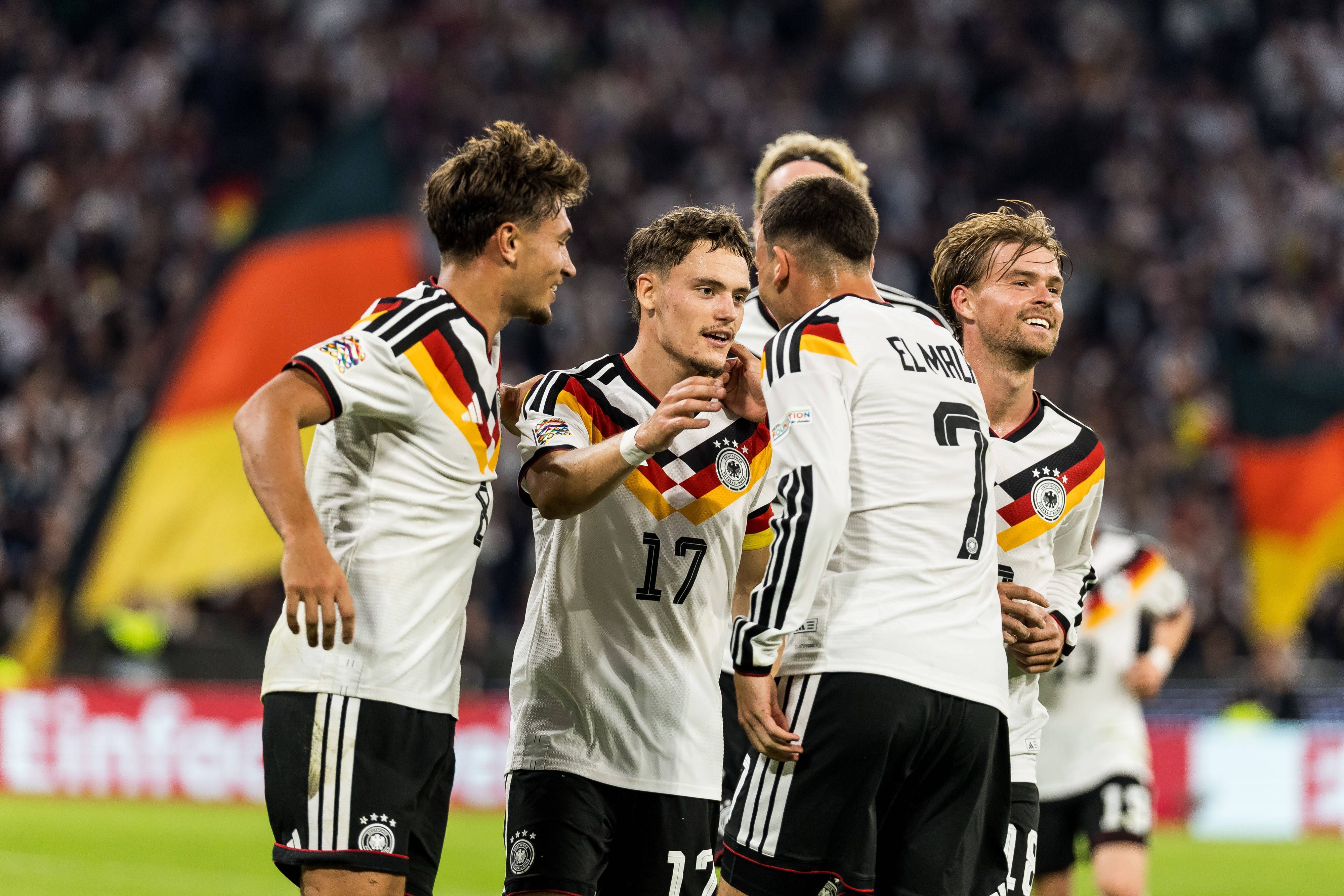 Tom Bischof, Florian Wirtz, Said El Mala und Maximilian Mittelstädt jubeln gemeinsam über einen Treffer.