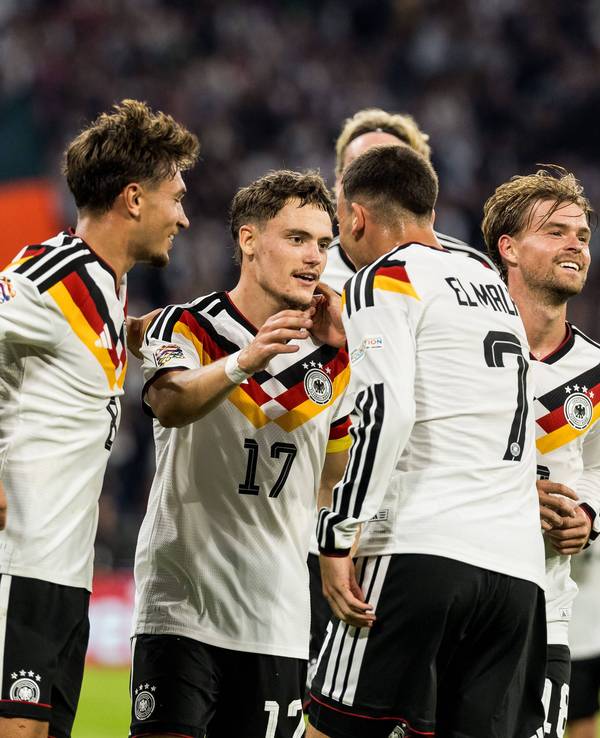 Tom Bischof, Florian Wirtz, Said El Mala und Maximilian Mittelstädt jubeln gemeinsam über einen Treffer.