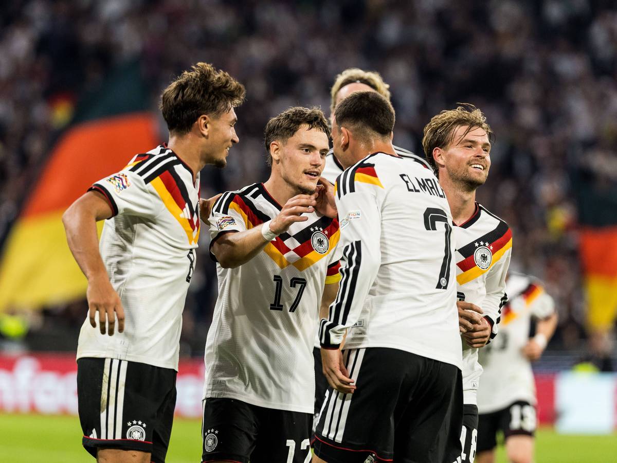 Tom Bischof, Florian Wirtz, Said El Mala und Maximilian Mittelstädt jubeln gemeinsam über einen Treffer.