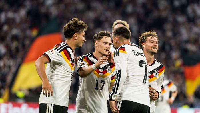 Tom Bischof, Florian Wirtz, Said El Mala und Maximilian Mittelstädt jubeln gemeinsam über einen Treffer.