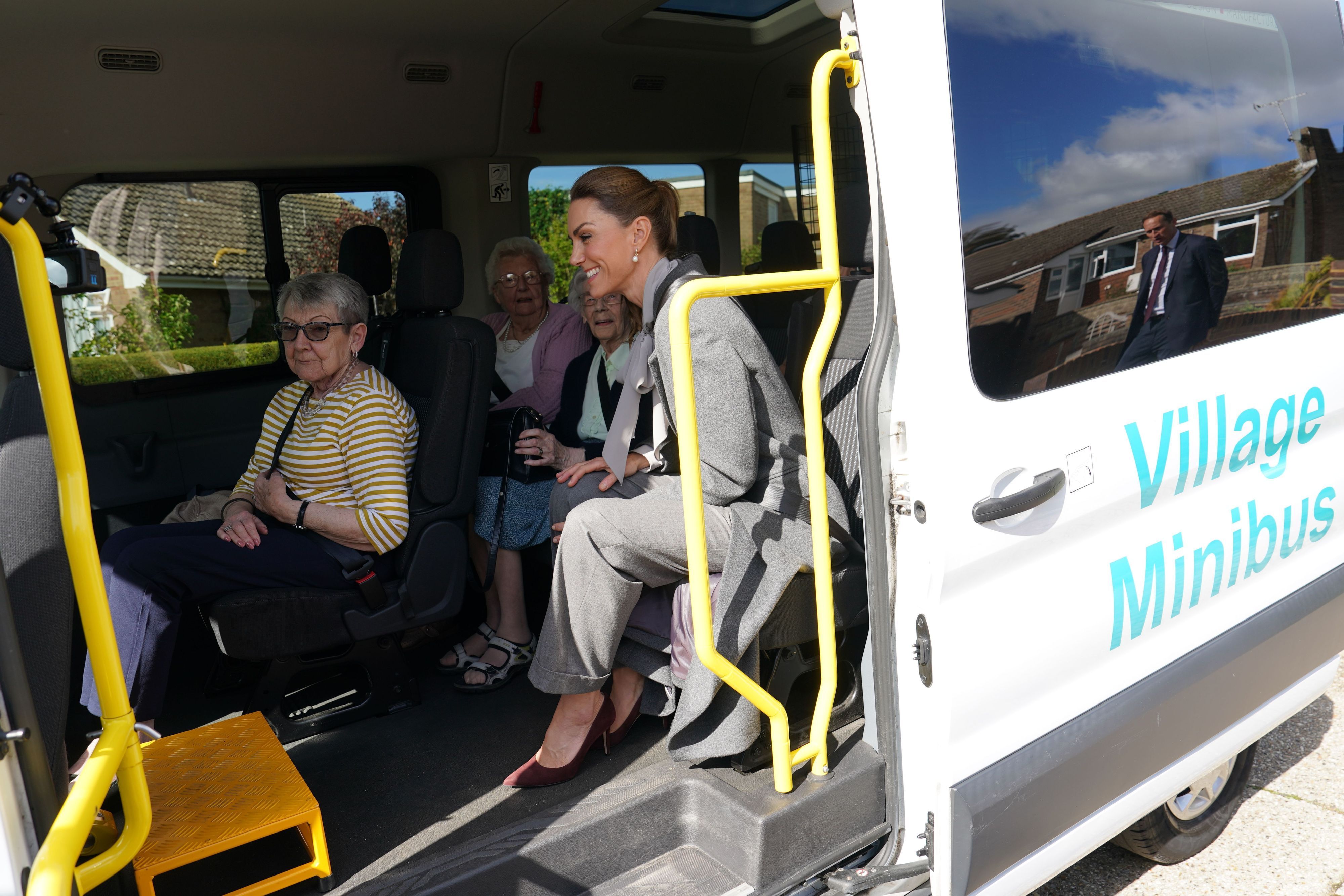 Prinzessin Kate (r) sitzt in einem Minibus bei ihrem Besuch beim „West Sussex Minibus Service“.